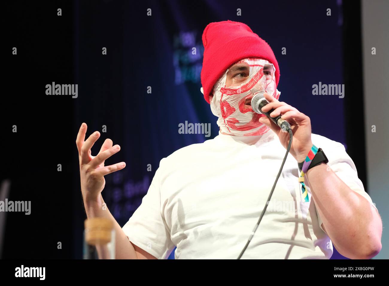 Hay Festival, Hay on Wye, Powys, Galles, Regno Unito – sabato 25 maggio 2024 – Blindboy Boatclub autore, satirico e musicista sul palco che parla del suo libro Topographia Hibernica - Photo Steven May / Alamy Live News Foto Stock