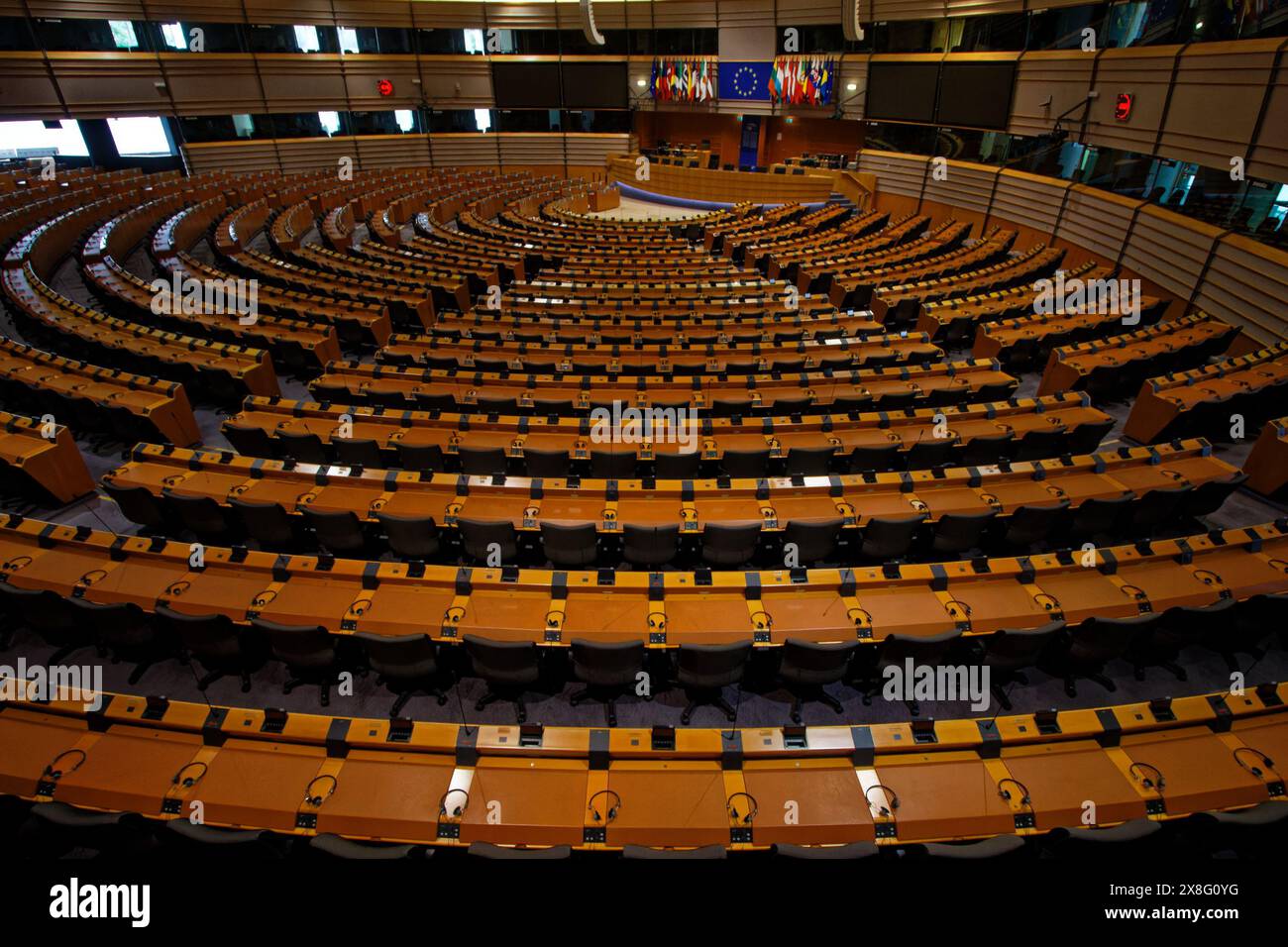 La sede del Parlamento europeo. Architettura e facciate in vetro in un luogo dove le culture europee e globali si incontrano. Bandiere della pace che sventolano la statua dell'euro Foto Stock