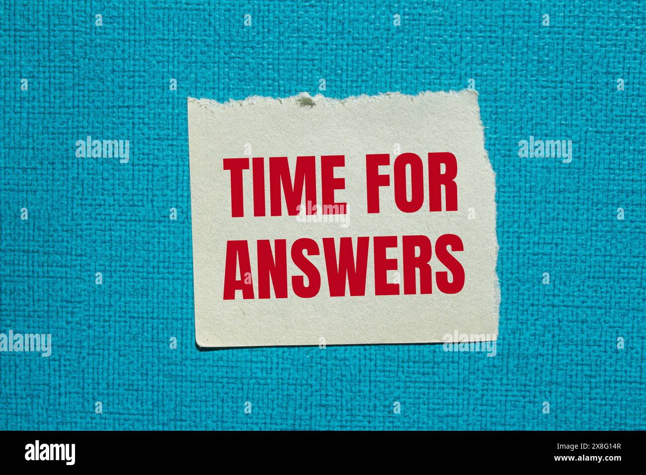 Tempo per le risposte parole scritte su carta strappata con sfondo blu. Simbolo tempo concettuale per le risposte. Copia spazio. Foto Stock