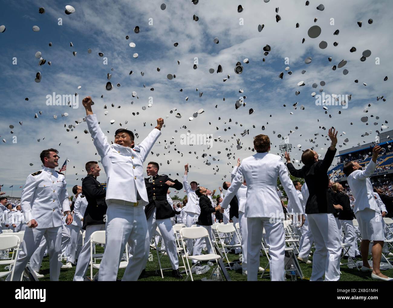 Annapolis, Stati Uniti. 24 maggio 2024. I Midshipmen della nuova commissione lanciano i loro cappelli in aria durante il tradizionale U. Celebrazione della laurea della S Naval Academy presso il Navy-Marine Corps Memorial Stadium, 24 maggio 2024, ad Annapolis, Maryland. U. Il segretario alla difesa Lloyd J. Austin III consegnò il discorso di inizio ai 1.040 guardiamarina della classe del 2024. Credito: MC2 Mariano Lopez/U.S. Navy/Alamy Live News Foto Stock