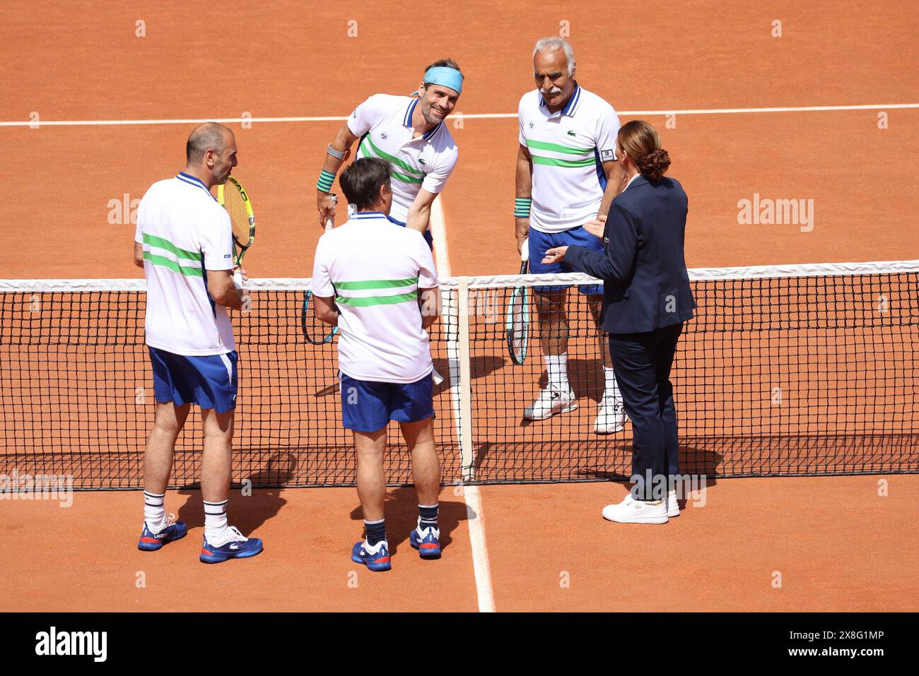 Thierry Larret/Maxppp. Tennis. Roland Garros 2024. Internationaux de France de tennis. Stade Roland Garros, Parigi (75). Le 25 mai. Journee Yannick NOAH. Match Exhibition sur le Court Philippe Chatrier: Mansour BAHRAMI et Arnaud CLEMENT vs Cedric PIOLINE et Fabrice SANTORO. Arbitre Tatiana GOLOVIN crediti: MAXPPP/Alamy Live News Foto Stock