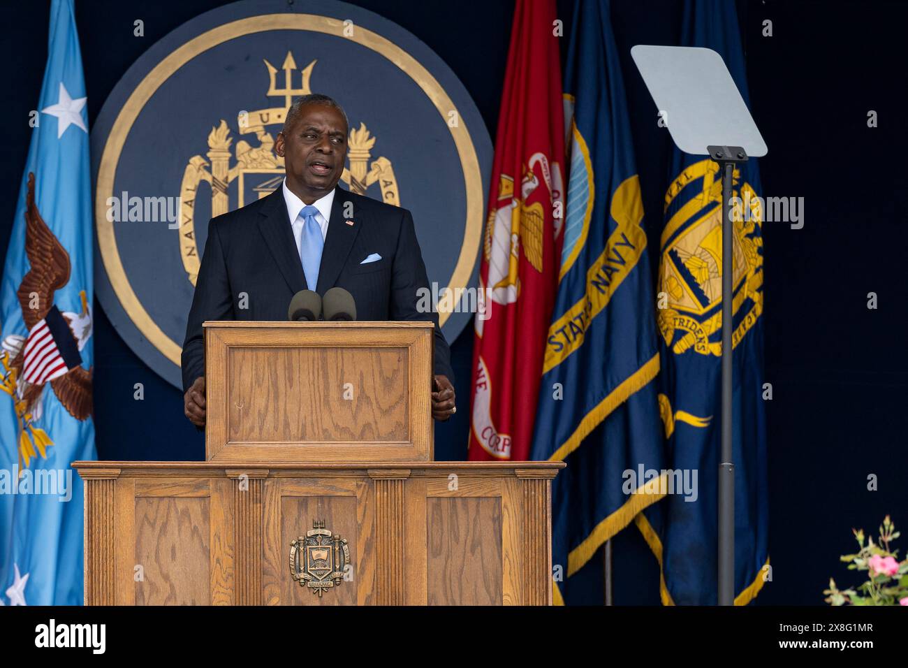 Annapolis, Stati Uniti. 24 maggio 2024. U. Il Segretario alla difesa Lloyd Austin, pronuncia l'intervento di inizio durante la S Naval Academy cerimonia di laurea e di messa in servizio presso il Navy-Marine Corps Memorial Stadium, 24 maggio 2024, ad Annapolis, Maryland. Credito: PO1 Alexander Kubitza/U.S. Navy/Alamy Live News Foto Stock