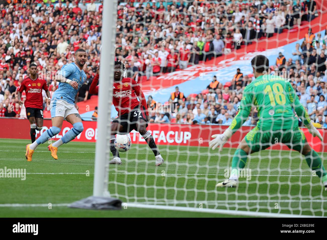 Londra, Regno Unito. 25 maggio 2024. Kobbie Mainoo del Manchester Utd segna il secondo gol della sua squadra. La finale della Emirates fa Cup, 2024, Manchester City contro Manchester Utd allo stadio Wembley di Londra, sabato 25 maggio 2024. Solo per uso editoriale. foto di Andrew Orchard/Andrew Orchard fotografia sportiva/Alamy Live News Credit: Andrew Orchard fotografia sportiva/Alamy Live News Foto Stock