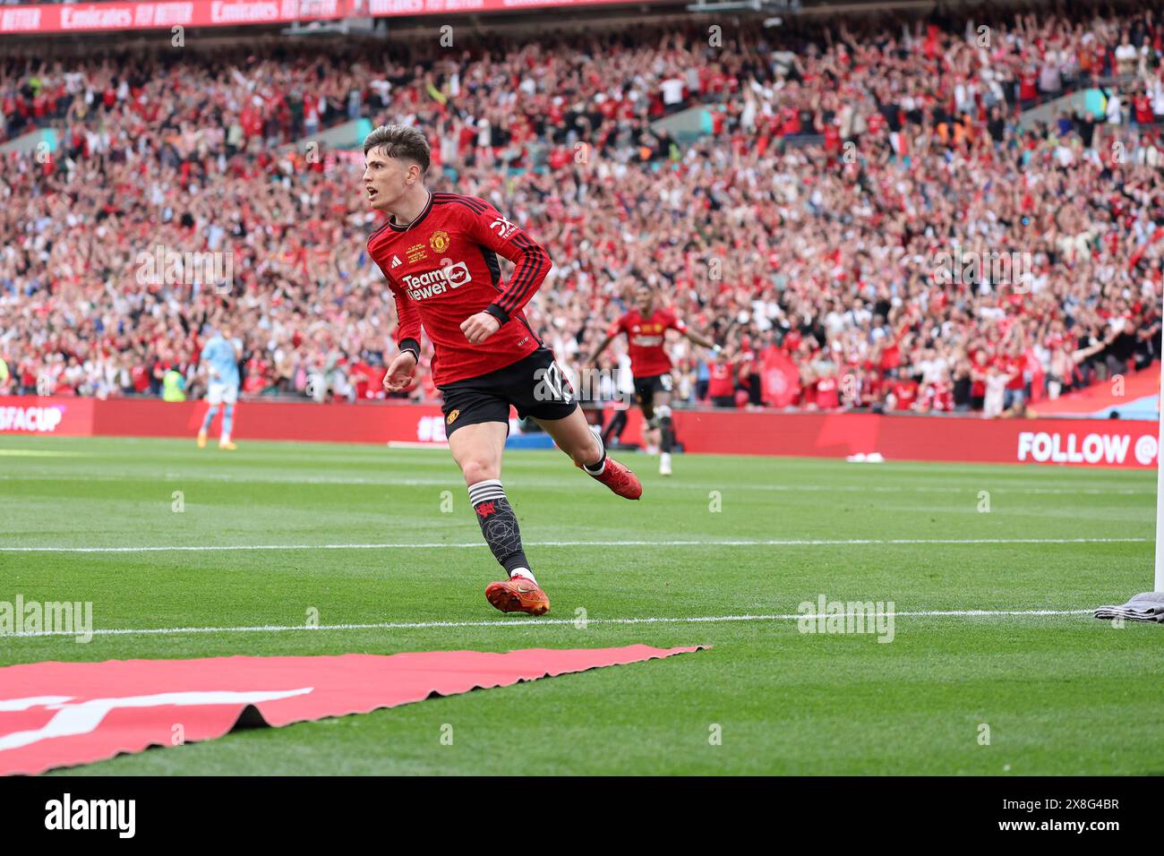 Londra, Regno Unito. 25 maggio 2024. Alejandro Garnacho del Manchester Utd (17) festeggia dopo aver segnato il suo primo gol. La finale della Emirates fa Cup, 2024, Manchester City contro Manchester Utd allo stadio Wembley di Londra, sabato 25 maggio 2024. Solo per uso editoriale. foto di Andrew Orchard/Andrew Orchard fotografia sportiva/Alamy Live News Credit: Andrew Orchard fotografia sportiva/Alamy Live News Foto Stock