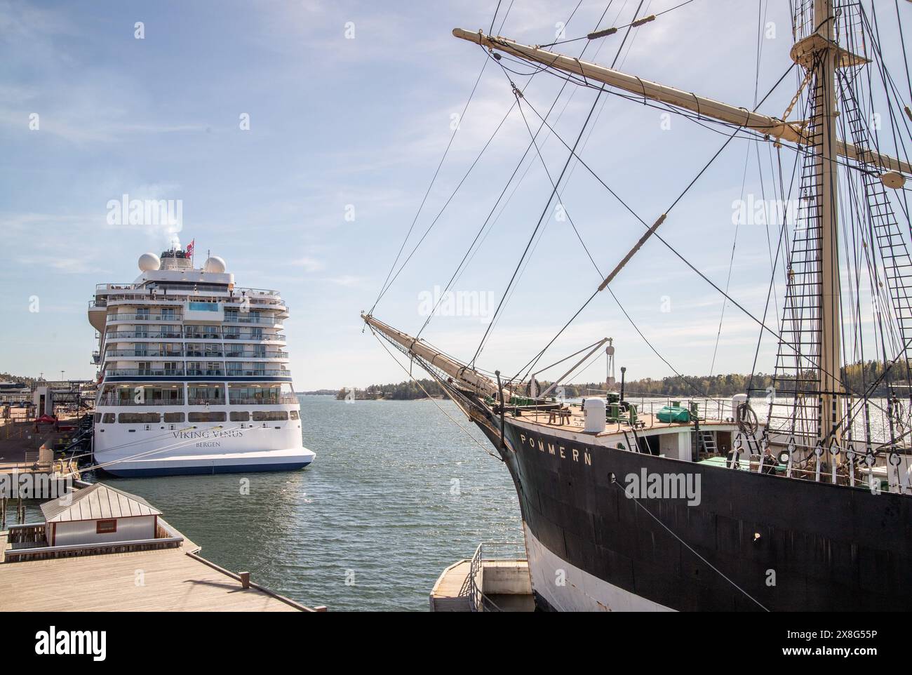 La nave da crociera Viking Venere e la nave a vela Pommern nel porto di Mariehamn. Foto: Bo Arrhed Foto Stock