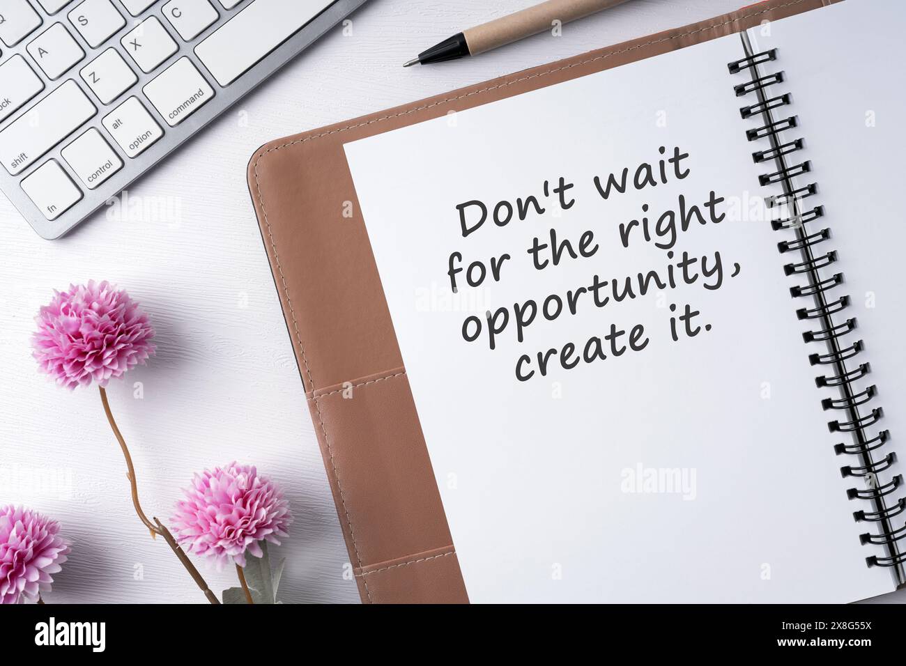 Blocco note e citazione ispiratrice non aspettano l'opportunità giusta, createla Foto Stock