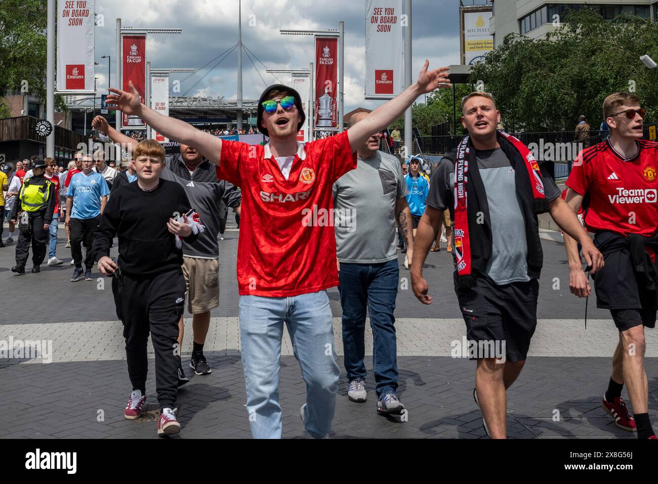 Londra, Regno Unito. 25 maggio 2024. I tifosi arrivano per la finale di fa Cup tra Manchester City e Manchester United allo stadio di Wembley, una ripetizione della finale dello scorso anno. Nella zona è stato imposto un divieto di alcol per la sicurezza della folla. Crediti: Stephen Chung / Alamy Live News Foto Stock