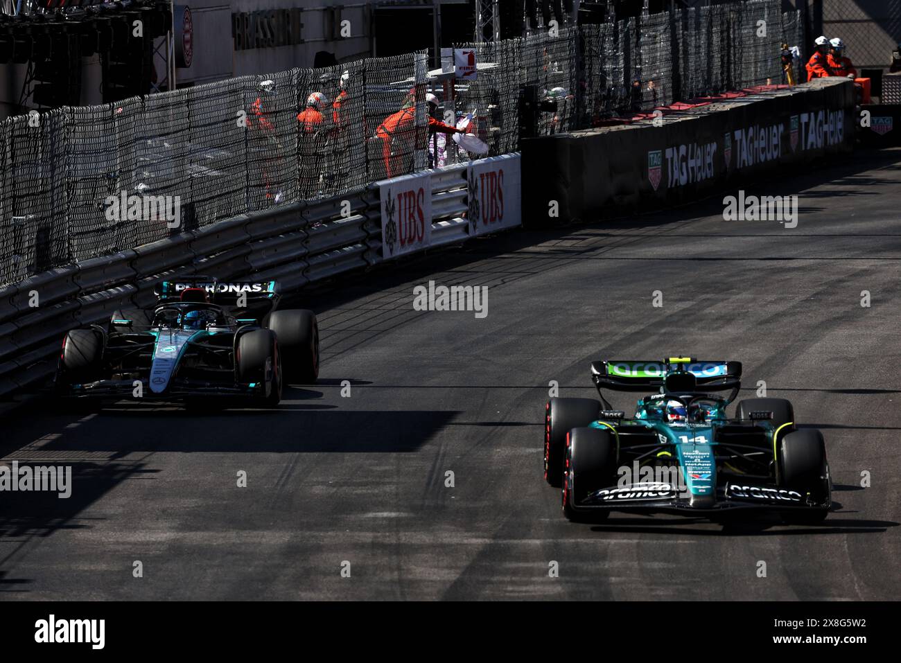 Monaco, Monte Carlo. 25 maggio 2024. George Russell (GBR) Mercedes AMG F1 W15 e Fernando Alonso (ESP) Aston Martin F1 Team AMR24. 25.05.2024. Campionato del mondo di formula 1, Rd 8, Gran Premio di Monaco, Monte Carlo, Monaco, giorno di qualificazione. Il credito fotografico dovrebbe essere: XPB/Alamy Live News. Foto Stock