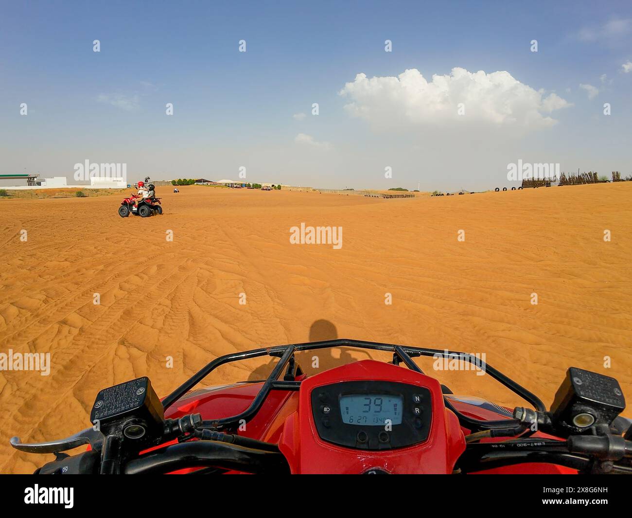 Fotografie di ATV che guidano attraverso il deserto rosso negli Emirati Arabi Uniti vicino a Dubai durante il giorno di sole primaverile Foto Stock