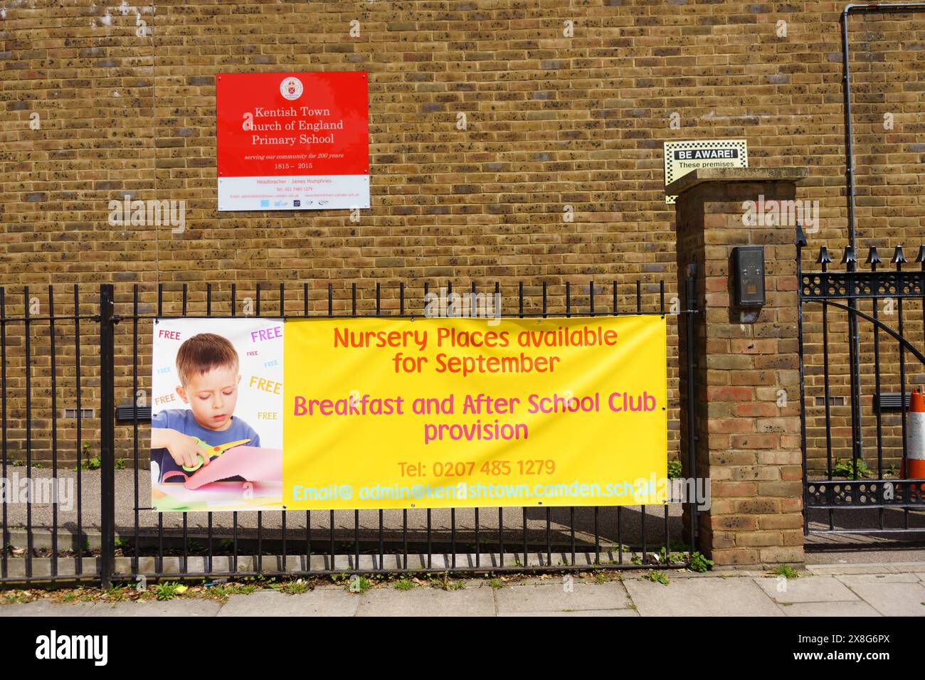 Banner pubblicitari posti scuola materna presso la scuola elementare Kentish Town Church of England Foto Stock