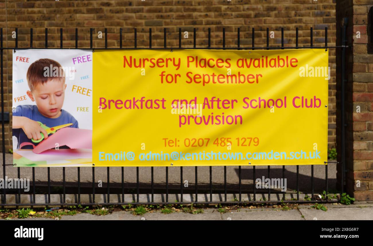 Banner pubblicitari posti scuola materna presso la scuola elementare Kentish Town Church of England Foto Stock
