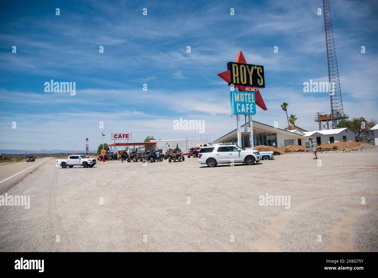 Il Roy's Motel è un famoso punto di riferimento lungo la Route 66 in questa parte del deserto del Mojave in California. Foto Stock