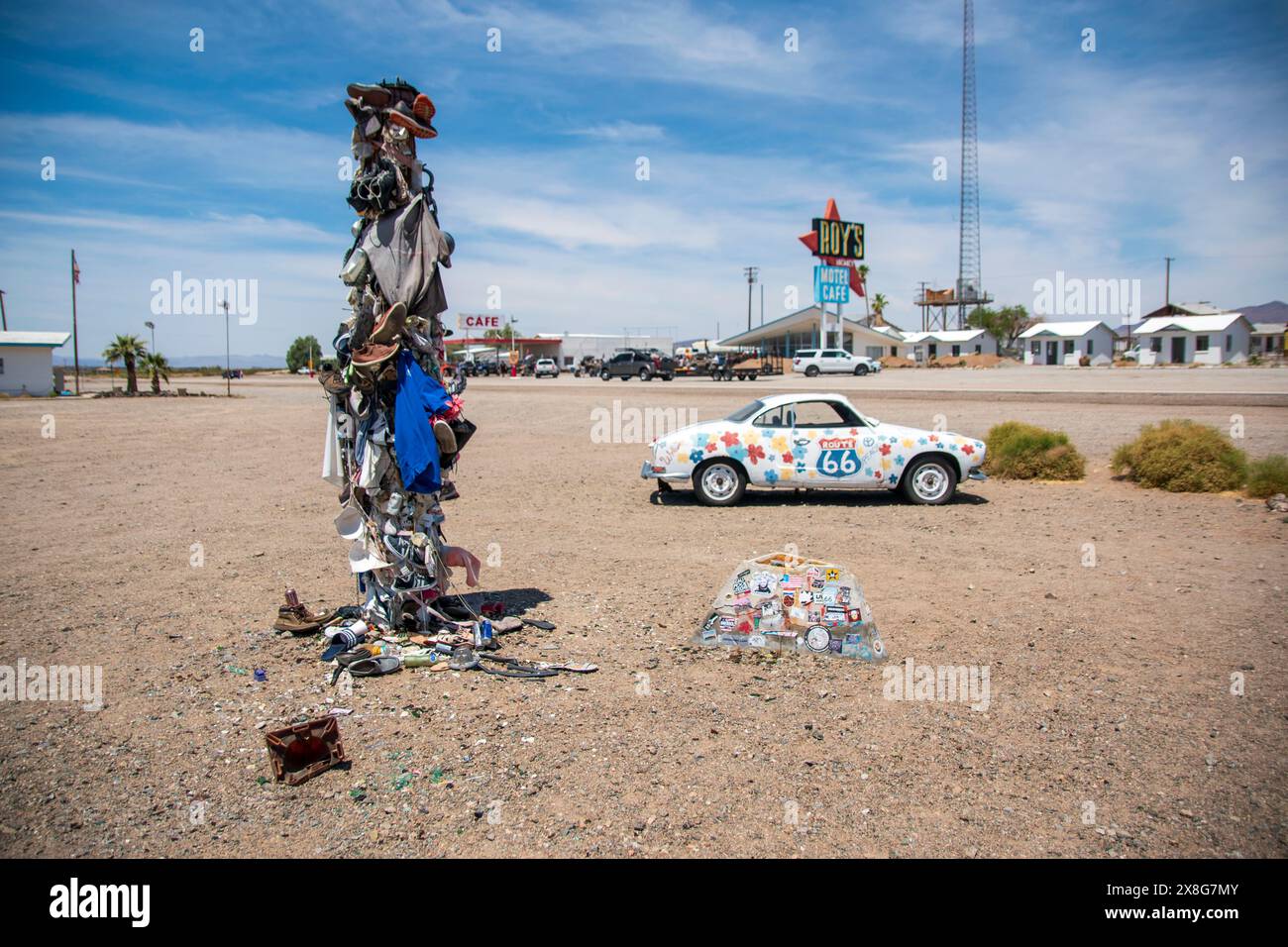 Il Roy's Motel è un famoso punto di riferimento lungo la Route 66 in questa parte del deserto del Mojave in California. Foto Stock