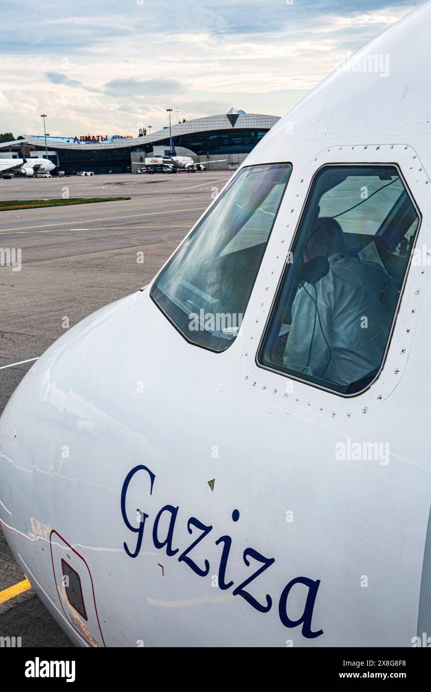 Air Astana Airbus 320 prende il nome da Gaziza Zhubanova 1927-1993, famoso compositore dell'era sovietica kazaka, educatore musicale. Il pilota in cabina si prepara al volo Foto Stock