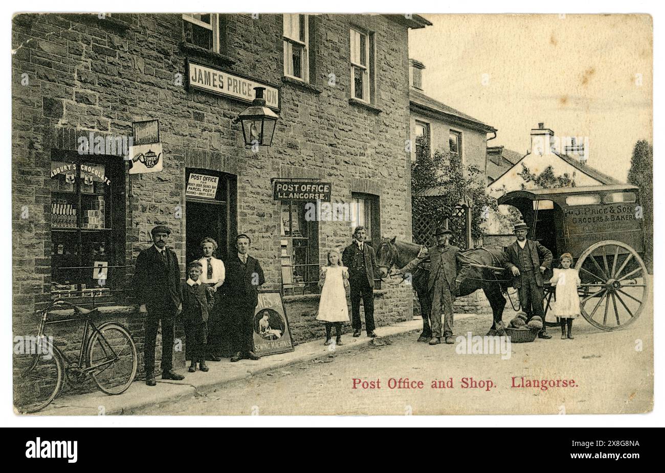 Cartolina originale dei primi anni '1900 dell'ufficio postale e del negozio di Llangorse, James Price possedeva questo negozio, così come il carrello di consegna dei panettieri e dei generi alimentari, e la fotografia stessa era di James Price & Son, dal villaggio di Llangorse, Powys, vicino a Brecon, Galles, negozio vittoriano del Regno Unito / negozio edoardiano. Ufficio postale vittoriano. La foto è datata intorno al 1910 da The fashions, ma pubblicata il 4 agosto 1915 Foto Stock