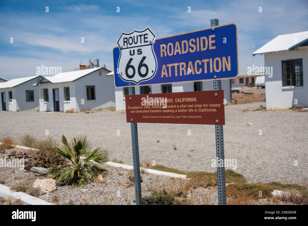 Il Roy's Motel è un famoso punto di riferimento lungo la Route 66 in questa parte del deserto del Mojave in California. Foto Stock
