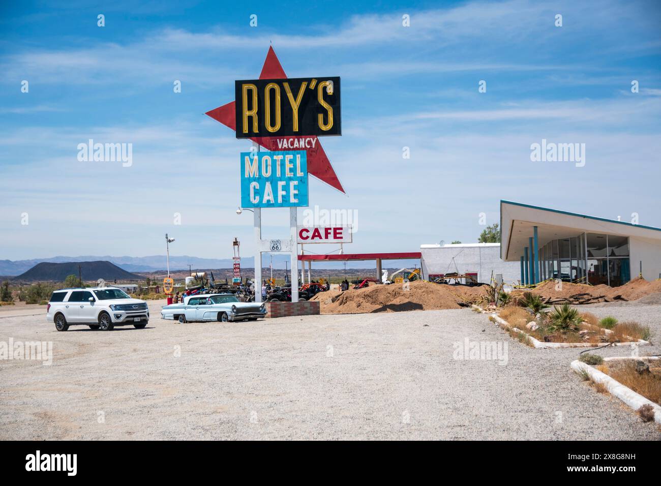 Il Roy's Motel è un famoso punto di riferimento lungo la Route 66 in questa parte del deserto del Mojave in California. Foto Stock