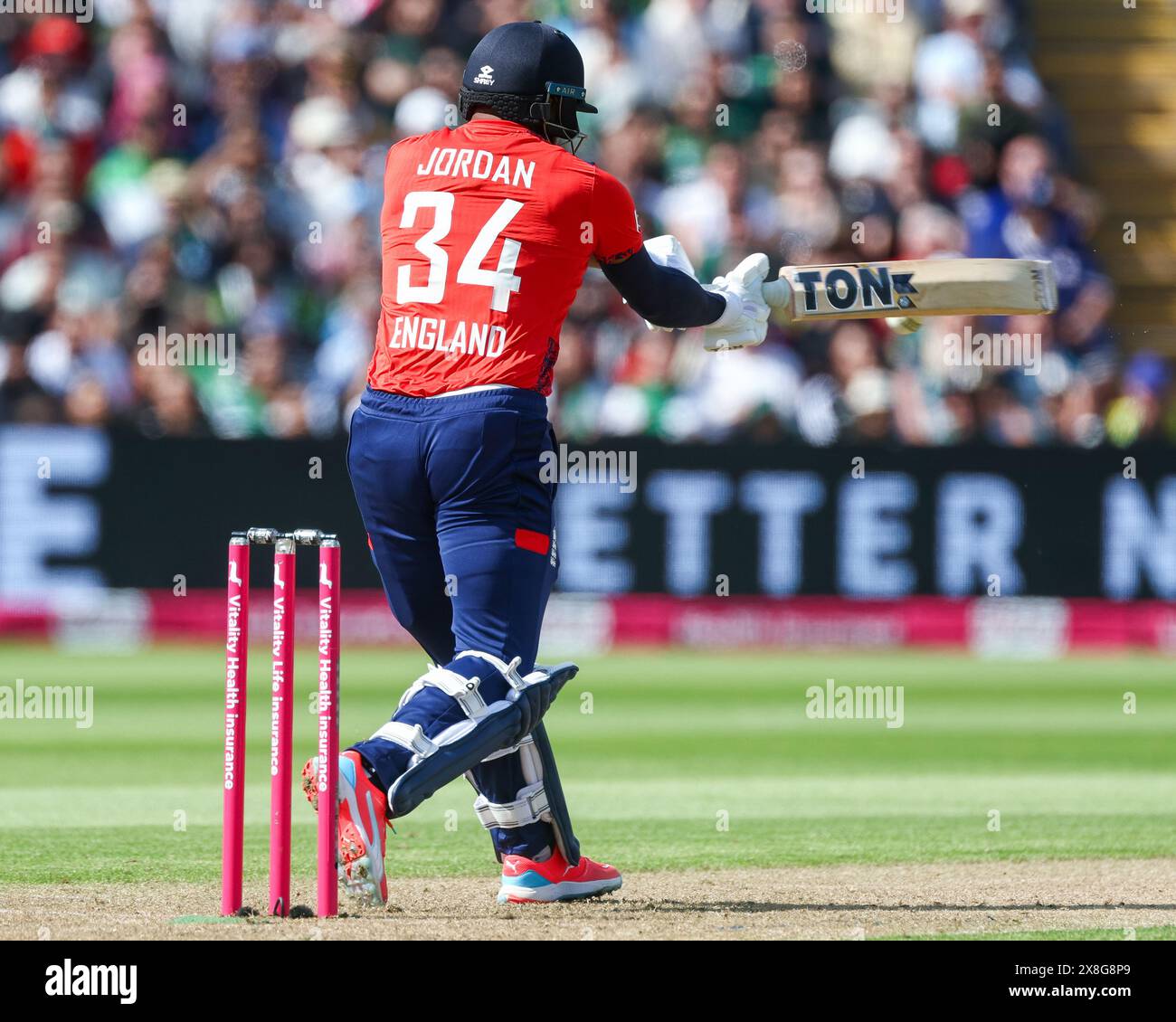 Birmingham, Regno Unito. 25 maggio 2024. Chris Jordan in azione con la mazza durante il 2° Vitality IT20 match tra Inghilterra e Pakistan all'Edgbaston Cricket Ground, Birmingham, Inghilterra, il 25 maggio 2024. Foto di Stuart Leggett. Solo per uso editoriale, licenza richiesta per uso commerciale. Non utilizzare in scommesse, giochi o pubblicazioni di singoli club/campionato/giocatori. Crediti: UK Sports Pics Ltd/Alamy Live News Foto Stock