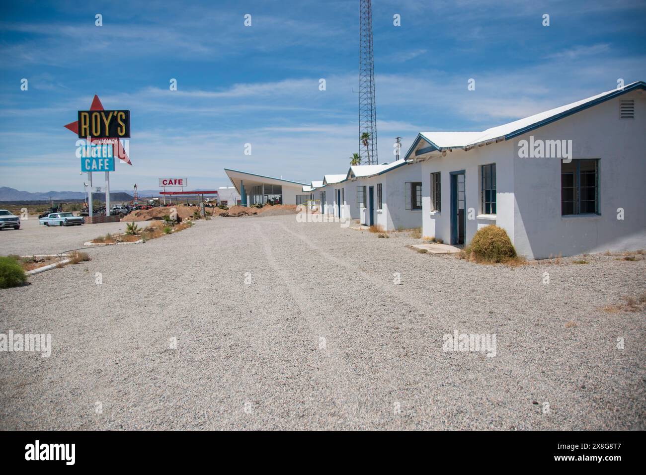 Il Roy's Motel è un famoso punto di riferimento lungo la Route 66 in questa parte del deserto del Mojave in California. Foto Stock