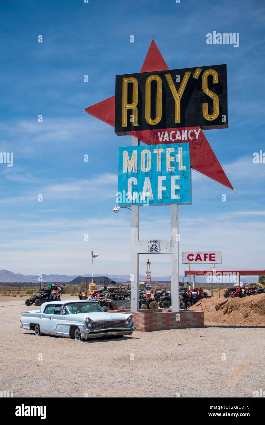 Il Roy's Motel è un famoso punto di riferimento lungo la Route 66 in questa parte del deserto del Mojave in California. Foto Stock