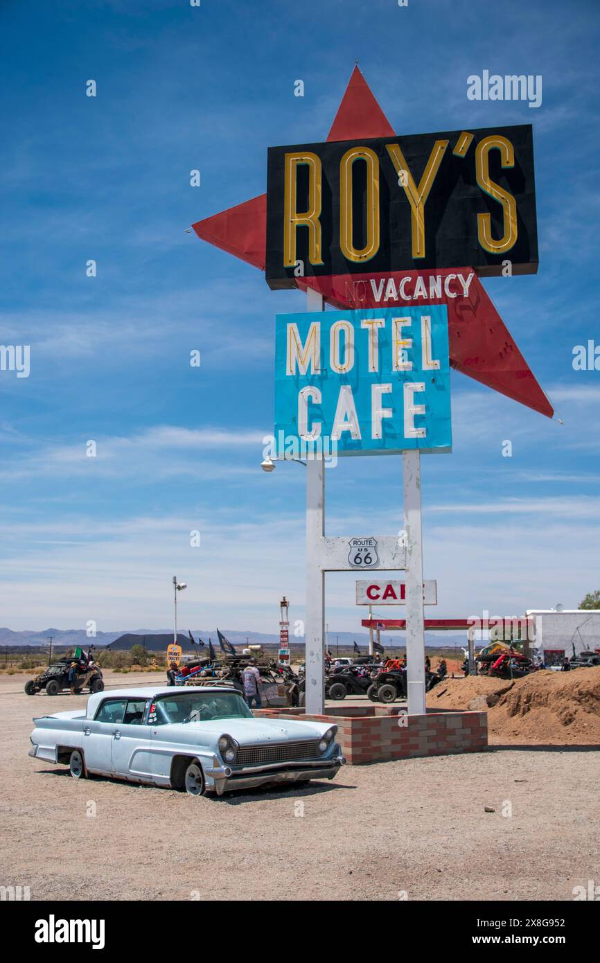 Il Roy's Motel è un famoso punto di riferimento lungo la Route 66 in questa parte del deserto del Mojave in California. Foto Stock