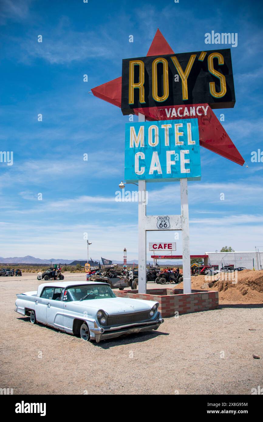 Il Roy's Motel è un famoso punto di riferimento lungo la Route 66 in questa parte del deserto del Mojave in California. Foto Stock