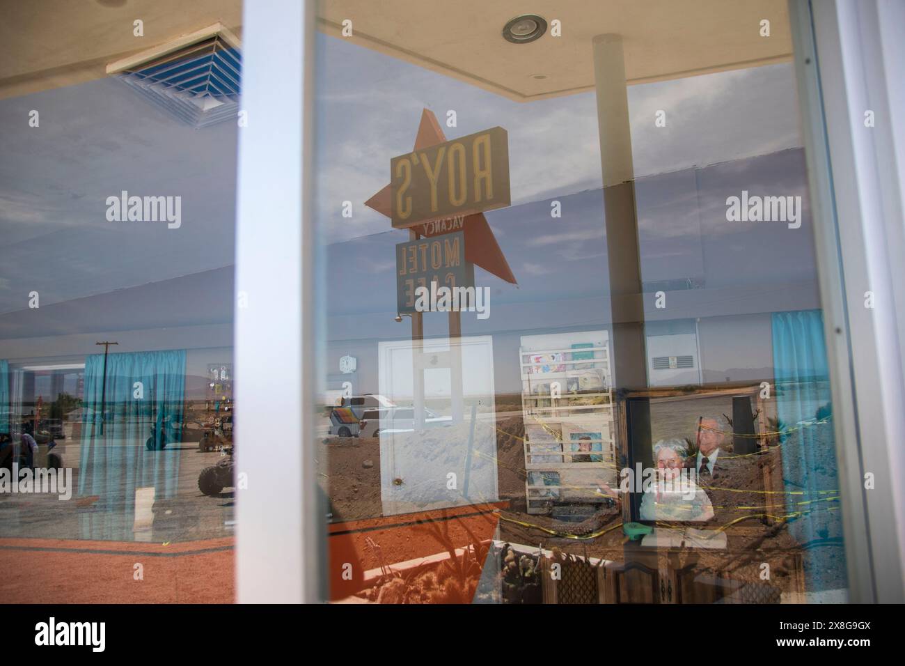 Il Roy's Motel è un famoso punto di riferimento lungo la Route 66 in questa parte del deserto del Mojave in California. Foto Stock