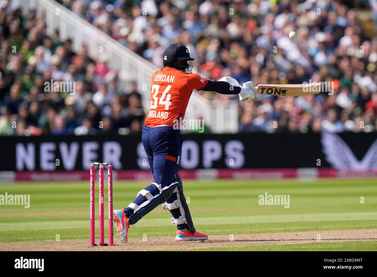 Edgbaston, Birmingham, Regno Unito. 25 maggio 2024. 2nd Mens Vitality T20 Cricket International, Inghilterra contro Pakistan; Chris Jordan dell'Inghilterra tira la palla ma viene colto nel profondo Credit: Action Plus Sports/Alamy Live News Foto Stock