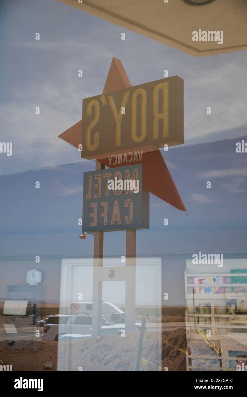 Il Roy's Motel è un famoso punto di riferimento lungo la Route 66 in questa parte del deserto del Mojave in California. Foto Stock