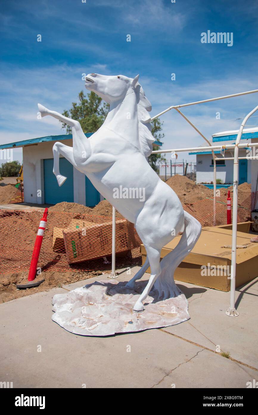 Il Roy's Motel è un famoso punto di riferimento lungo la Route 66 in questa parte del deserto del Mojave in California. Foto Stock