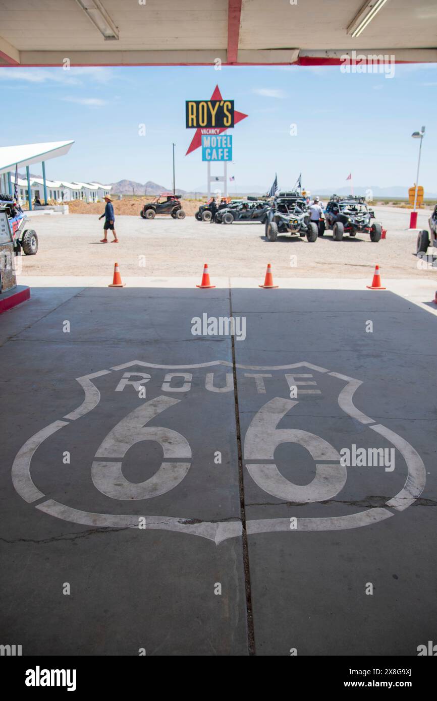 Il Roy's Motel è un famoso punto di riferimento lungo la Route 66 in questa parte del deserto del Mojave in California. Foto Stock