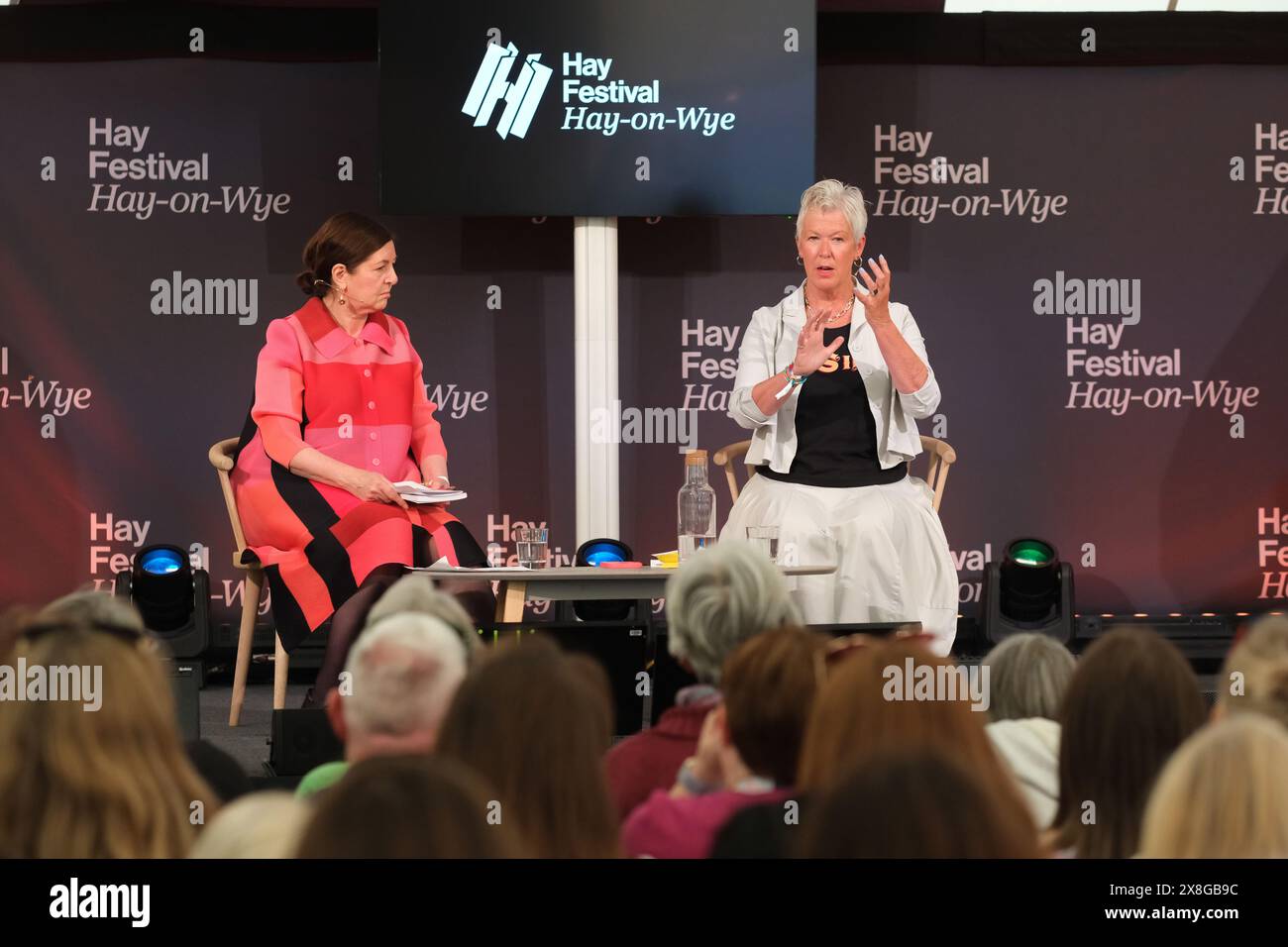 Hay Festival, Hay on Wye, Powys, Galles, Regno Unito – sabato 25 maggio 2024 – Lucy Ryan ( a destra ) leader coach e autrice parla con Dorothy Byrne ( a sinistra ) del suo libro Revolting Women - The Hay Festival si svolge fino a domenica 2 giugno 2024. Foto Steven May / Alamy Live News Foto Stock