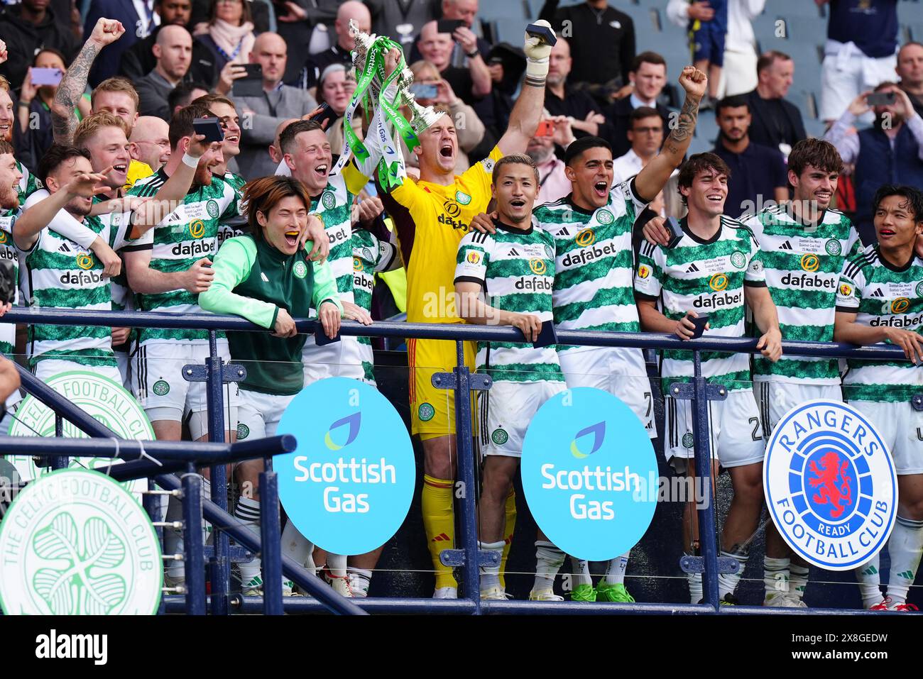 Callum McGregor del Celtic (centro a destra) e il portiere del Celtic Joe Hart (centro a sinistra) sollevano il trofeo dopo aver vinto la finale della Scottish gas Scottish Cup ad Hampden Park, Glasgow. Data foto: Sabato 25 maggio 2024. Foto Stock