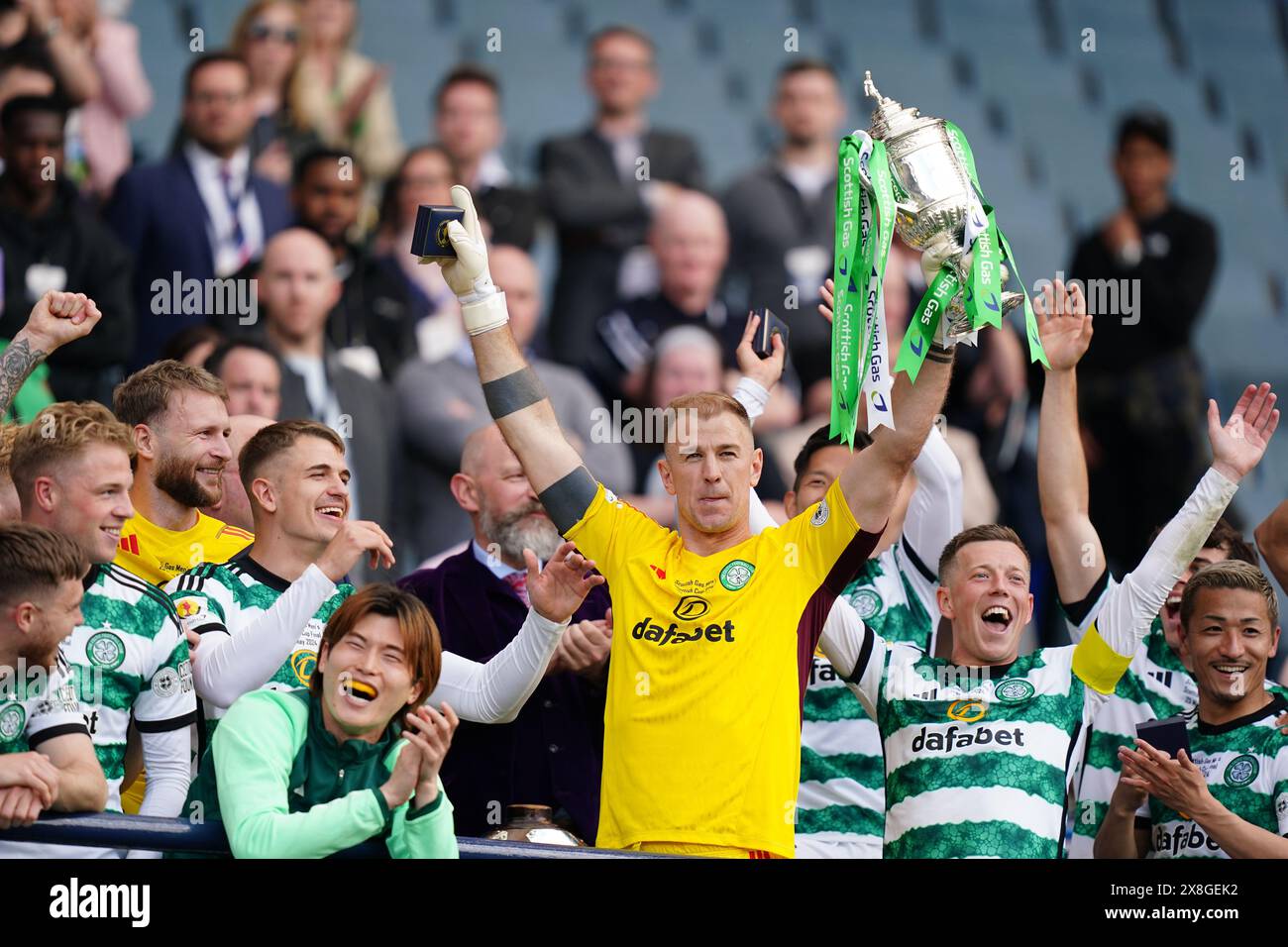 Il portiere del Celtic Joe Hart festeggia con il trofeo dopo aver vinto la finale della Scottish gas Cup ad Hampden Park, Glasgow. Data foto: Sabato 25 maggio 2024. Foto Stock