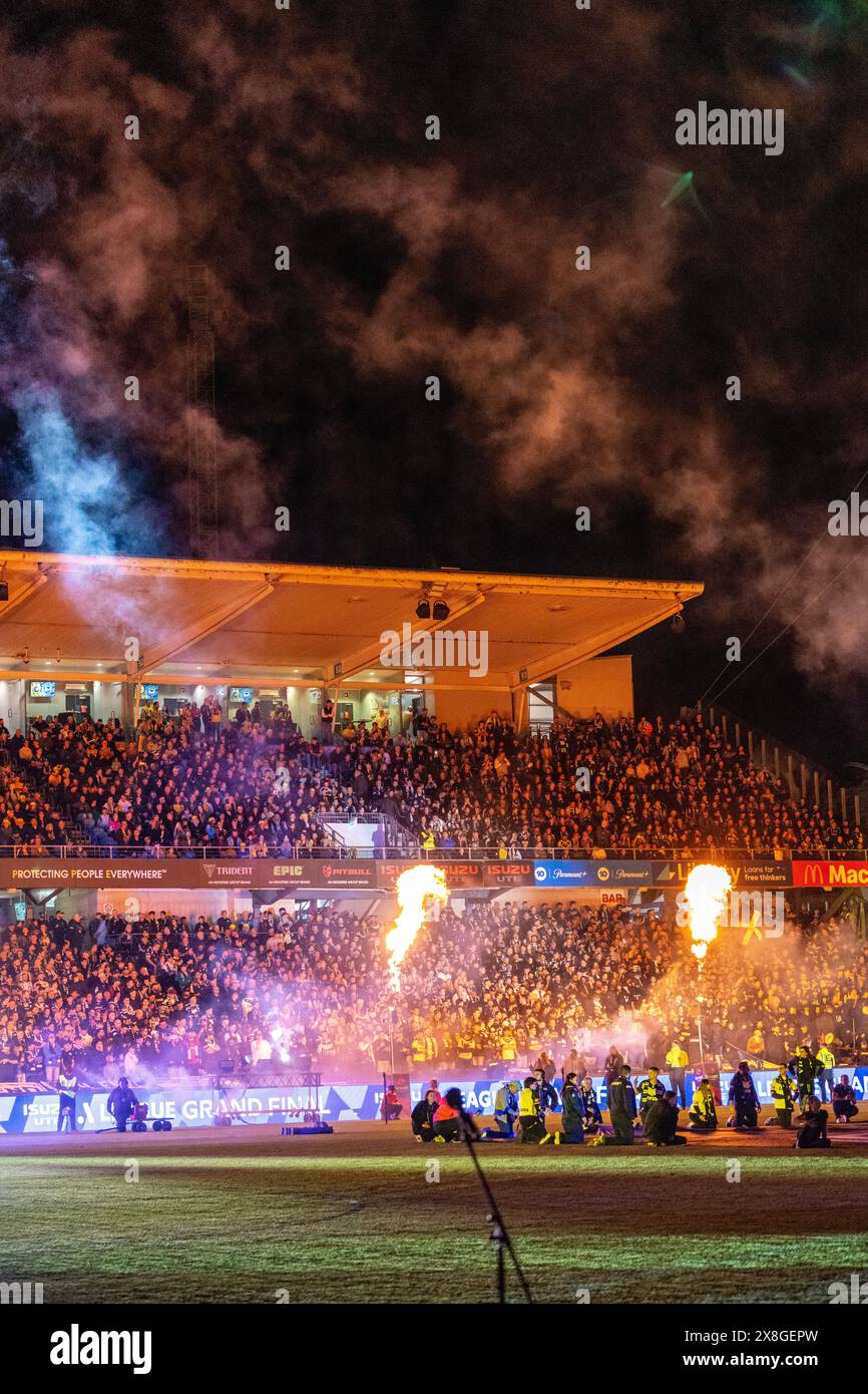 Gosford, Australia. 25 maggio 2024. Grand Final maschile A-League 2024 - Melbourne Victory contro Central Coast Mariners all'Industree Group Stadium, Gosford. I fuochi d'artificio illuminano la folla davanti alla finalissima maschile A-League 2024 - Melbourne Victory vs Central Coast Mariners. Foto: James Forrester/Alamy Live News Foto Stock