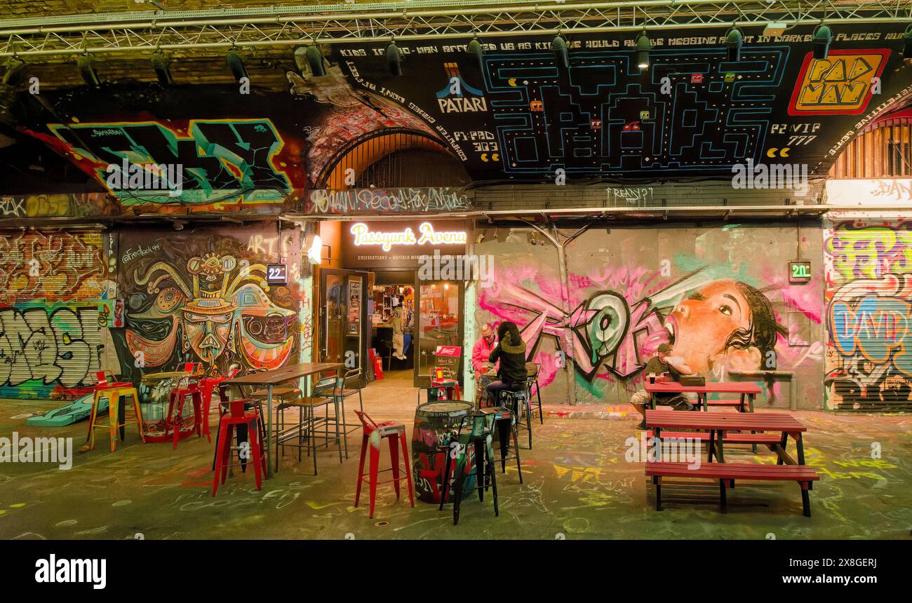 London Leake Street The Graffiti Tunnel Passyunk Avenue American Dive Bar nel colorato tunnel buio Foto Stock
