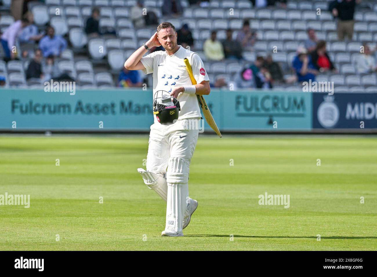 Londra, Inghilterra, Regno Unito. 25 maggio 2024. Il giocatore del Sussex Ollie Robinson lascia il campo dopo aver dichiarato i primi inning durante il Middlesex vs Sussex Vitality County Championship al Lord's Cricket Ground, Londra, Inghilterra, Regno Unito. Crediti: LFP/Alamy Live News Foto Stock