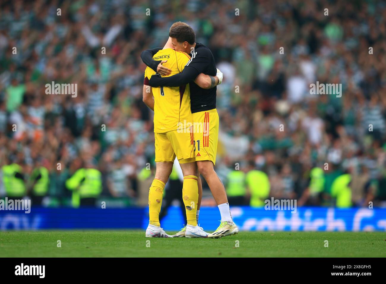 25 maggio 2024; Hampden Park, Glasgow, Scozia: Finale di Coppa di Scozia, Celtic contro Rangers; Benjamin Siegrist del Celtic abbraccia Joe Hart a tempo pieno Foto Stock