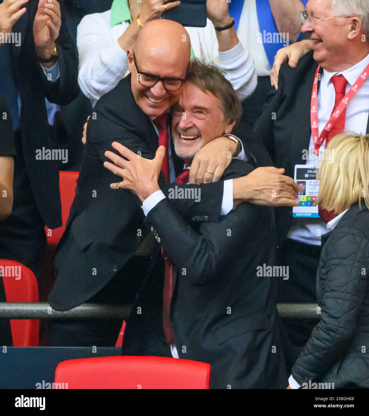Londra, Regno Unito. 25 maggio 2024 - Manchester City vs Manchester United V - finale di fa Cup - Wembley. Il co-proprietario del Manchester United Sir Jim Ratcliffe e David Brailsford festeggiano al fischio finale quando il Manchester United vince la fa Cup. Crediti immagine: Mark Pain / Alamy Live News Foto Stock