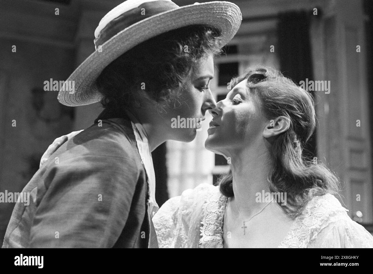 l-r: Lynn Farleigh (Beatrice Justice), Vivien Merchant (Bertha) in ESILIATI di James Joyce al Mermaid Theatre, Londra EC4 12/11/1970 scenografia: Eileen Diss costumi: Robin Fraser Paye illuminazione: David Adams regista: Harold Pinter Foto Stock