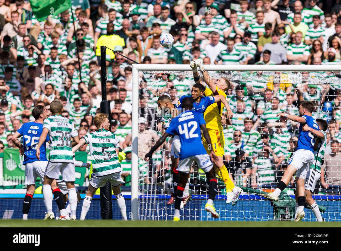 Celtic vs Rangers - finale di Coppa di Scozia all'Hampden Park di Glasgow, Scozia, il 25 maggio 2024 Joe Hart (GK 1 - Celtic) prende un pugno a fine 1 ° angolo (foto di Raymond Davies/Sportpix/Sipa USA) Foto Stock