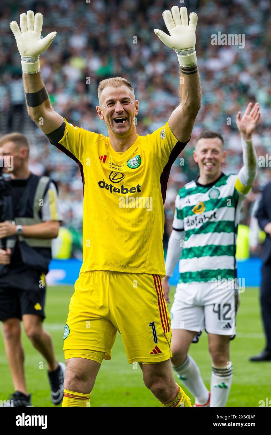 Glasgow, Scozia. 25 maggio 2024. Joe Hart (GK 1 - Celtic) festeggia con i tifosi celtici a tempo pieno crediti: Raymond Davies / Alamy Live News Foto Stock