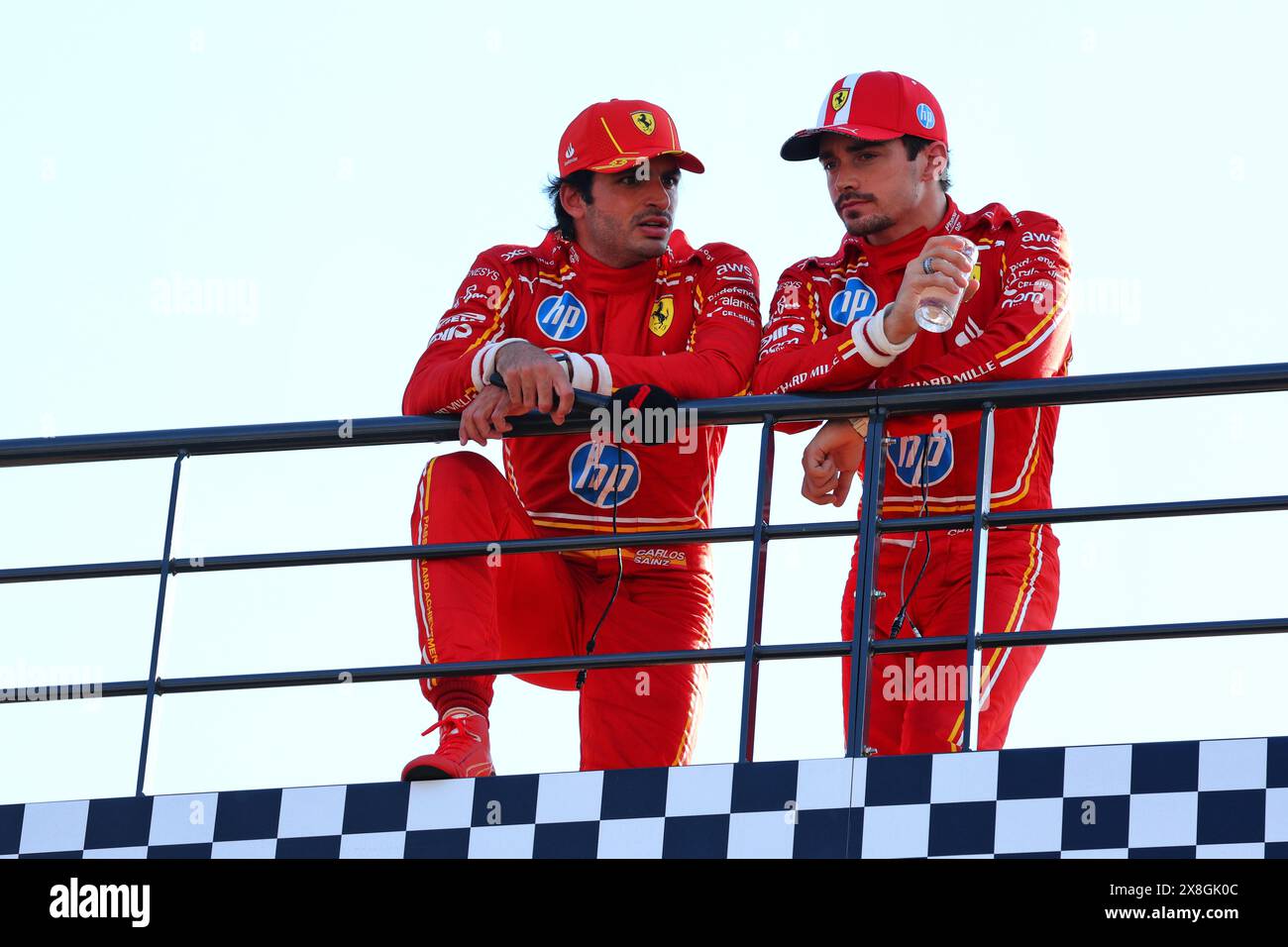 Montecarlo, Monaco. 25 maggio 2024. (Da L a R): Terzo posto Carlos Sainz Jr (ESP) Ferrari con il compagno di squadra e pole sitter Charles Leclerc (MON) Ferrari in qualifica parc ferme. Campionato del mondo di Formula 1, Rd 8, Gran Premio di Monaco, sabato 25 maggio 2024. Montecarlo, Monaco. Crediti: James Moy/Alamy Live News Foto Stock