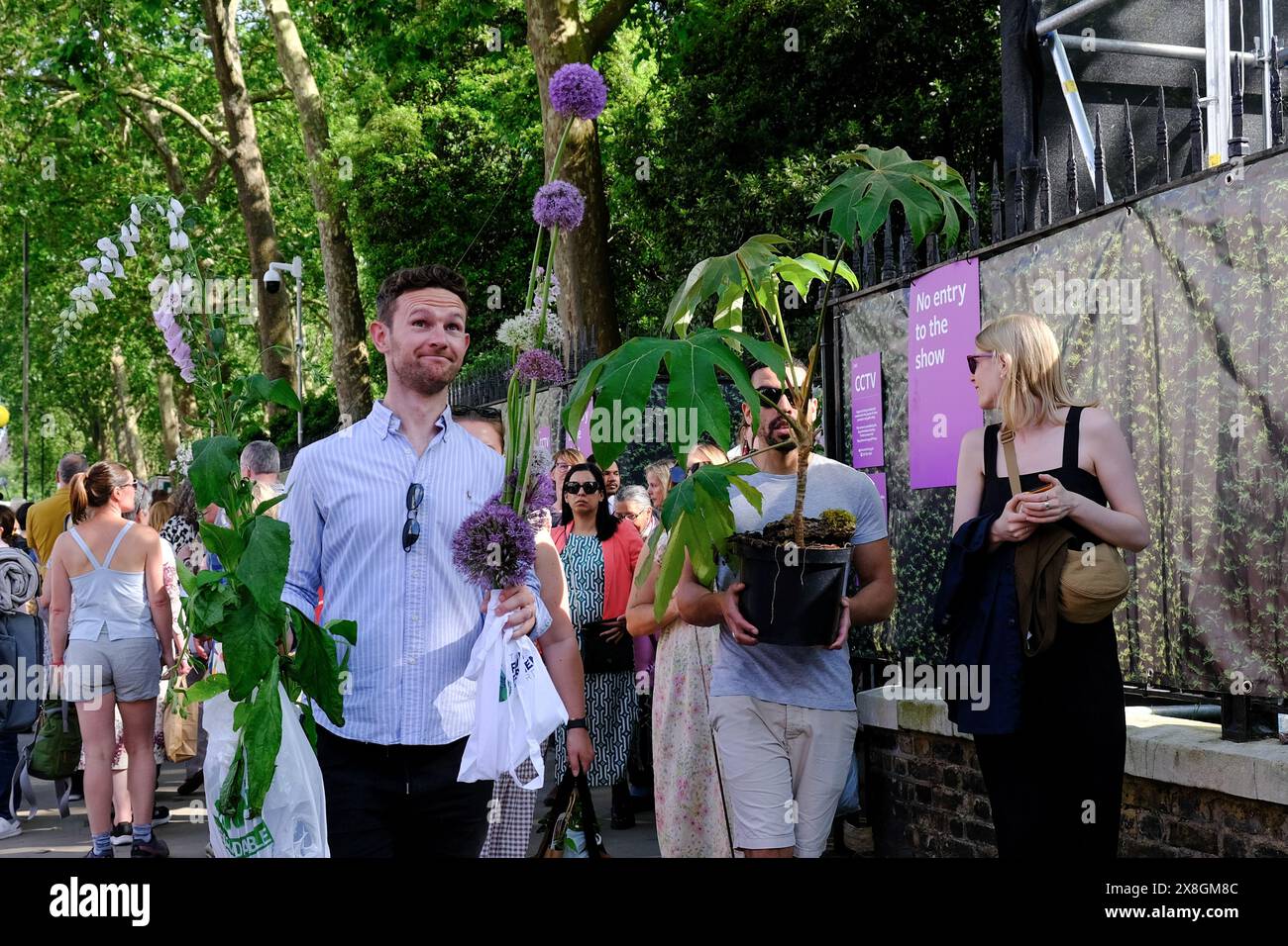 Londra, Regno Unito, 25 maggio 2024. I visitatori dell'RHS Chelsea Flower Show sono visti partire con chicche dopo la vendita nell'ultimo giorno dell'evento, quando gli espositori vendono oggetti di scena, ornamenti, piante e fiori. Credito: Fotografia dell'undicesima ora/Alamy Live News Foto Stock