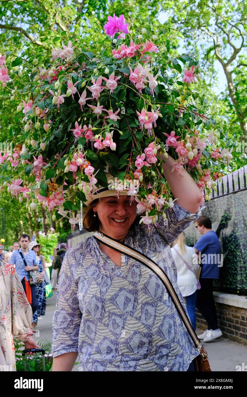 Londra, Regno Unito, 25 maggio 2024. I visitatori dell'RHS Chelsea Flower Show sono visti partire con chicche dopo la vendita nell'ultimo giorno dell'evento, quando gli espositori vendono oggetti di scena, ornamenti, piante e fiori. Credito: Fotografia dell'undicesima ora/Alamy Live News Foto Stock