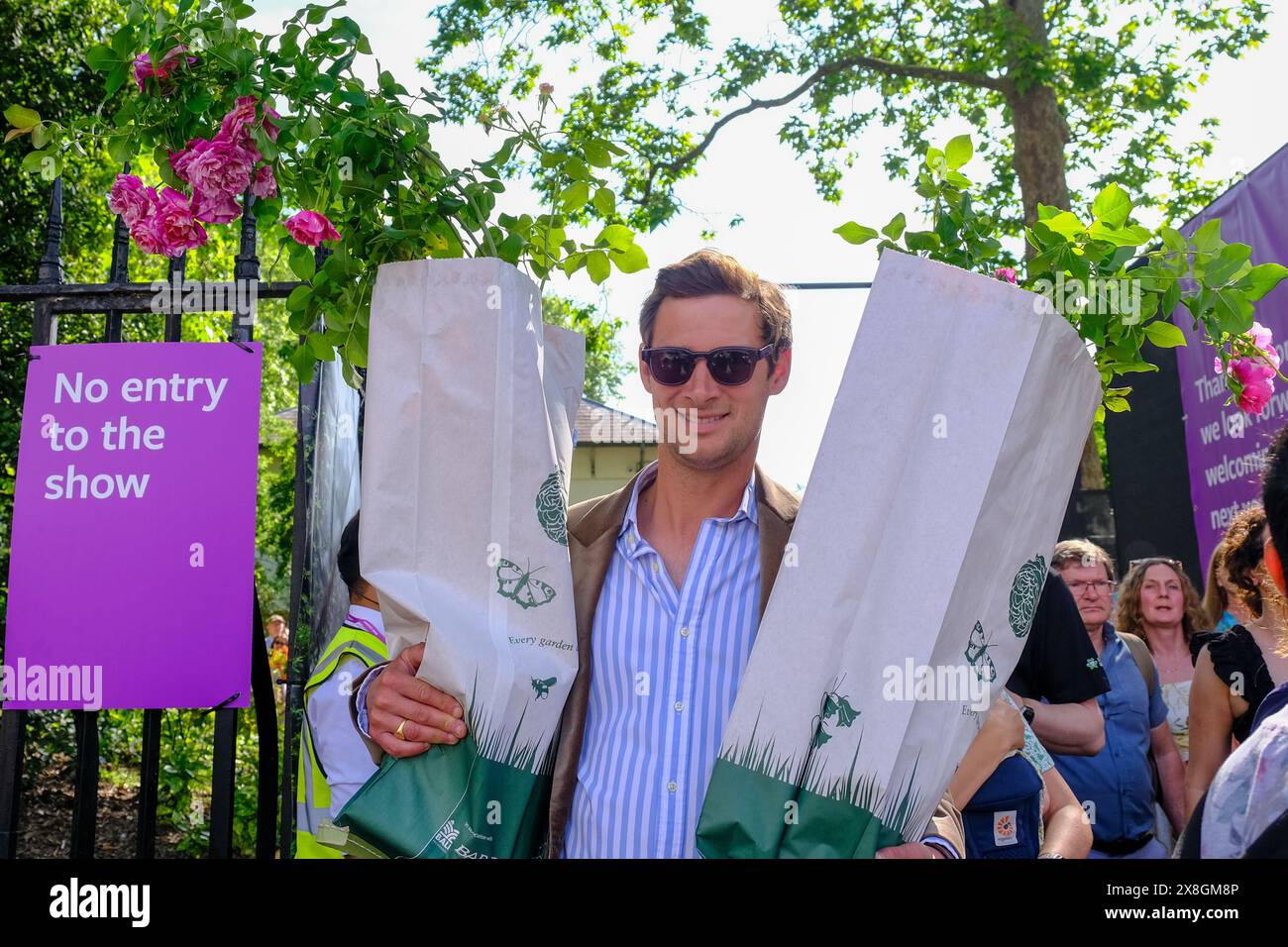 Londra, Regno Unito, 25 maggio 2024. I visitatori dell'RHS Chelsea Flower Show sono visti partire con chicche dopo la vendita nell'ultimo giorno dell'evento, quando gli espositori vendono oggetti di scena, ornamenti, piante e fiori. Credito: Fotografia dell'undicesima ora/Alamy Live News Foto Stock