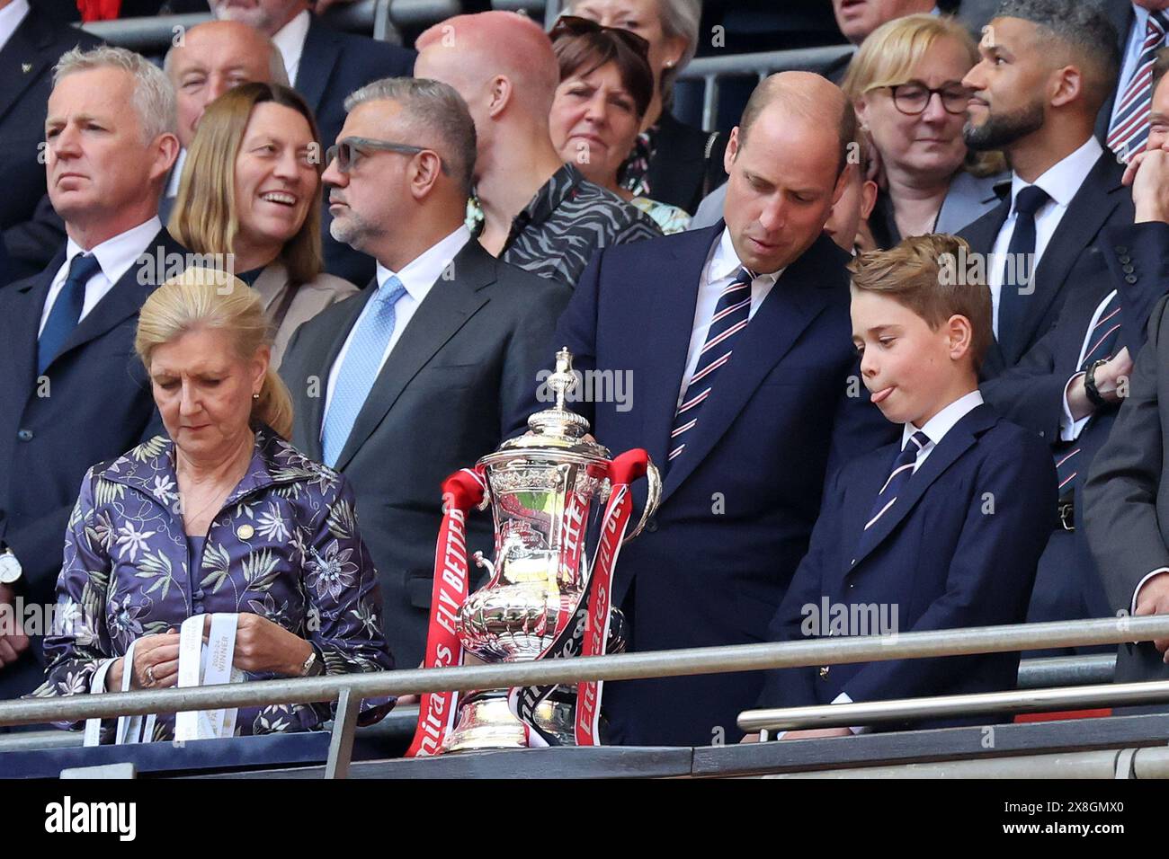 Londra, Regno Unito. 25 maggio 2024. William, il Principe di Galles e suo figlio il Principe Giorgio guardano il trofeo fa Cup prima di presentarlo ai vincitori. La finale della Emirates fa Cup, 2024, Manchester City contro Manchester Utd allo stadio Wembley di Londra, sabato 25 maggio 2024. Solo per uso editoriale. foto di Andrew Orchard/Andrew Orchard fotografia sportiva/Alamy Live News Credit: Andrew Orchard fotografia sportiva/Alamy Live News Foto Stock