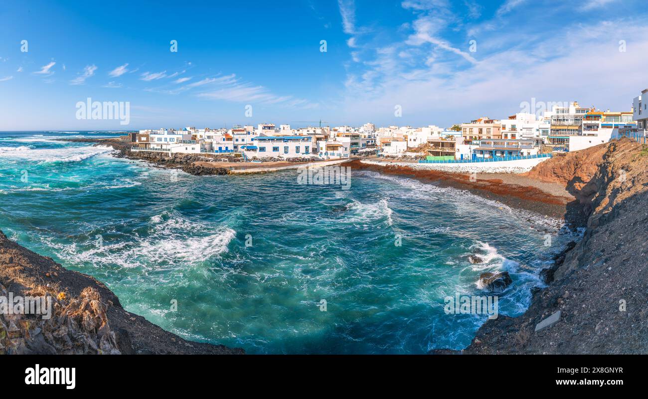 Spiaggia di El Cotillo, Fuerteventura: Una splendida vetrina di lagune turchesi e coste frastagliate, perfetta per coloro che cercano un paradiso naturale costiero Foto Stock