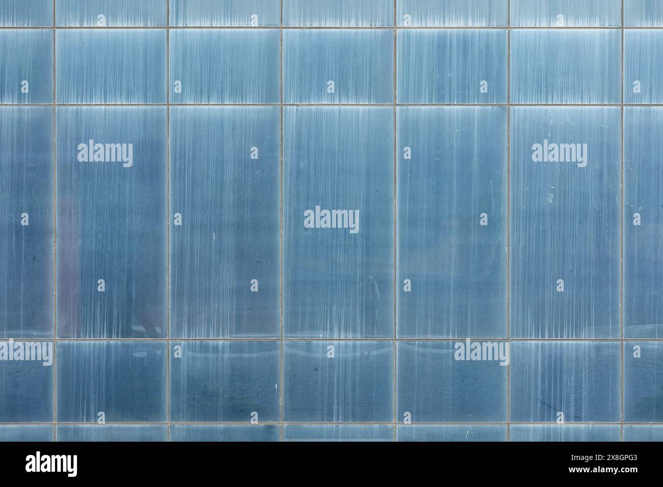 Facciata in vetro sporco e grunge dell'edificio degli uffici Foto Stock