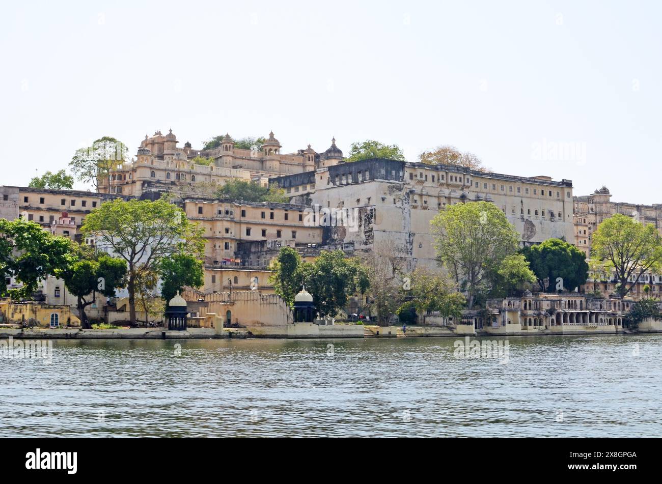 Palazzo della città e del Lago Pichola, Udaipur, Rajasthan, India Foto Stock